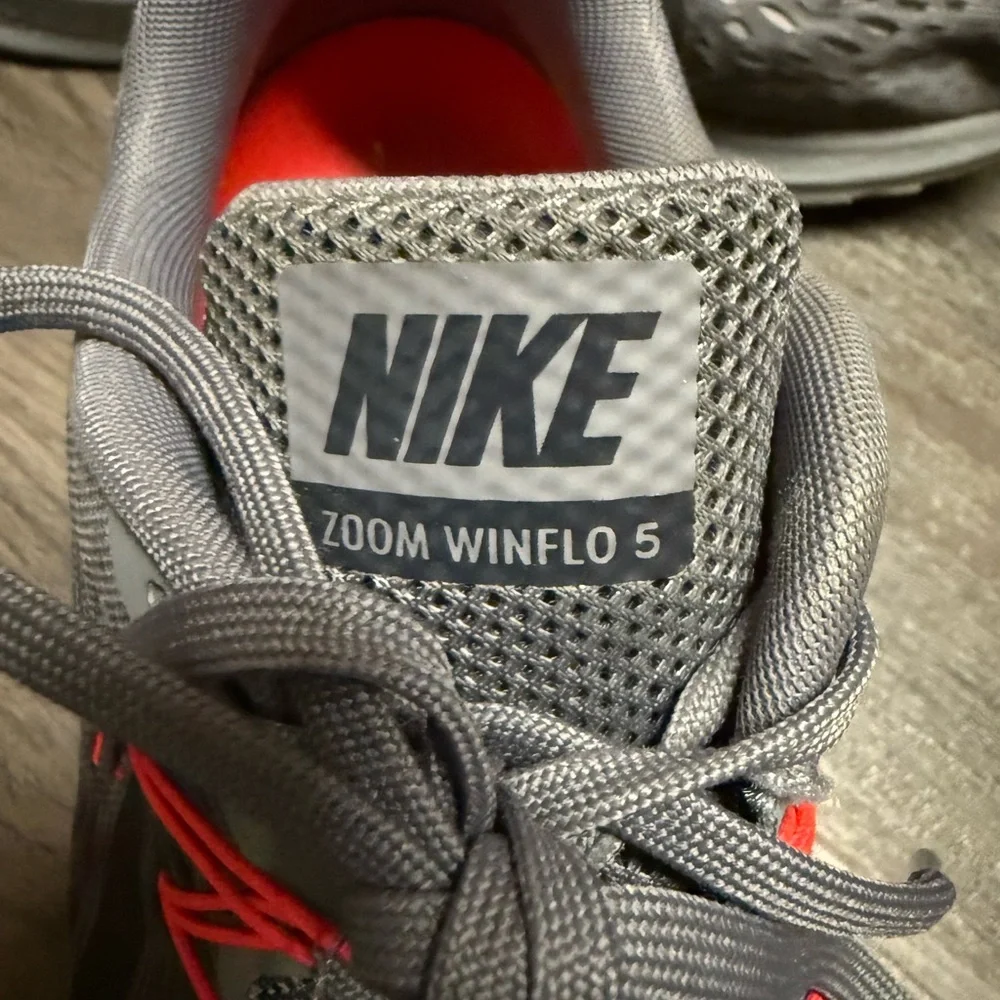 Nike Air Zoom Winflo 5 men's running shoes size 9.5 Athletic